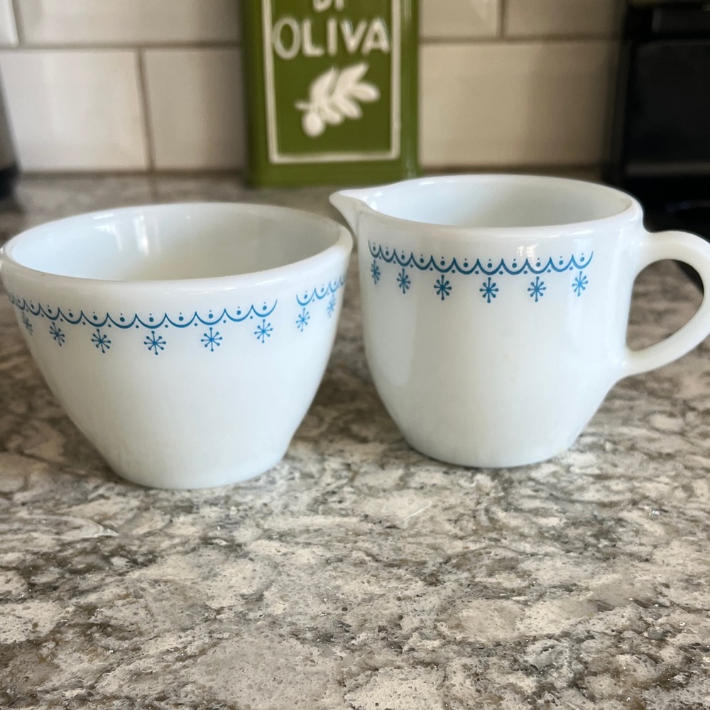 Pyrex Tableware by Corning Snowflake Garland Creamer and Sugar Bowl